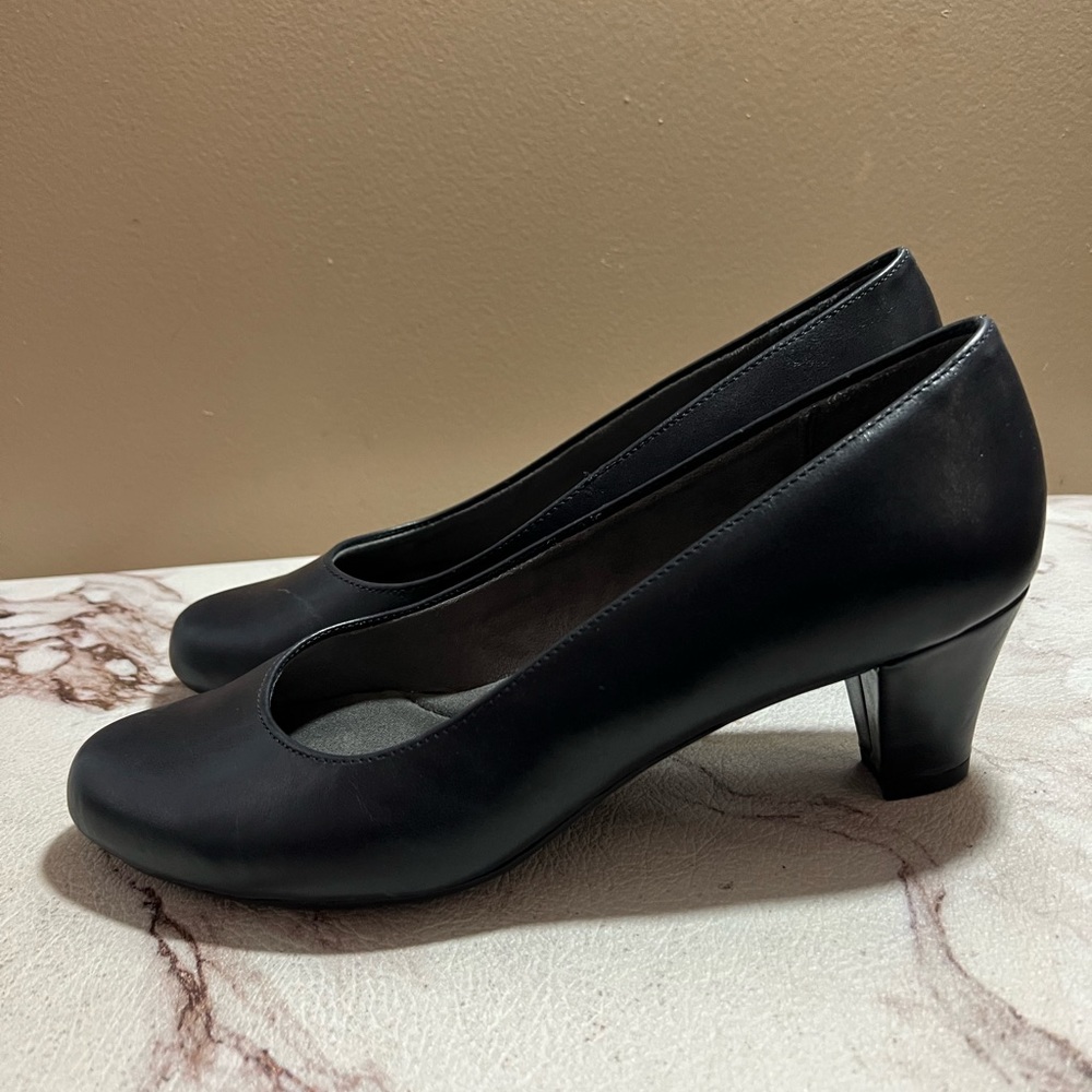 AEROSOLES Black Low Block Heel Pump
